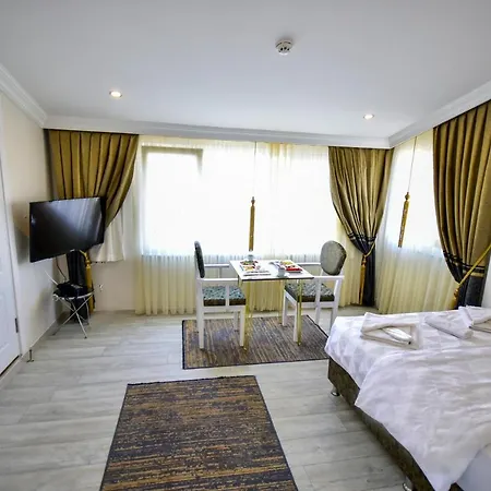 Loca Life Airport מלון 3*