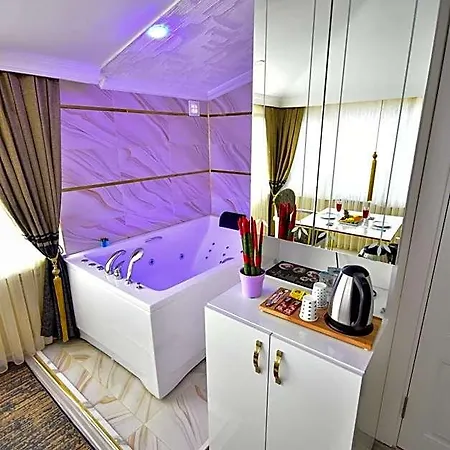 Hotel Loca Life Airport 3*